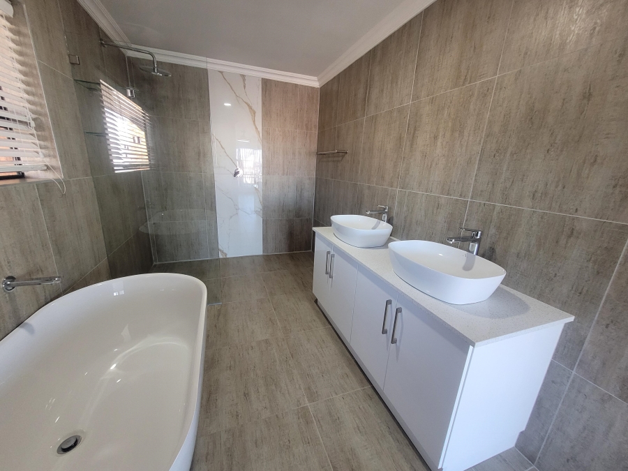 4 Bedroom Property for Sale in Wavecrest Eastern Cape